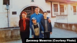 Дилявер һәм Эскендер әтиләре Ремзи Меметов һәм ерак туганы белән Бакчасарайда Хан сарае алдында, 2006 ел