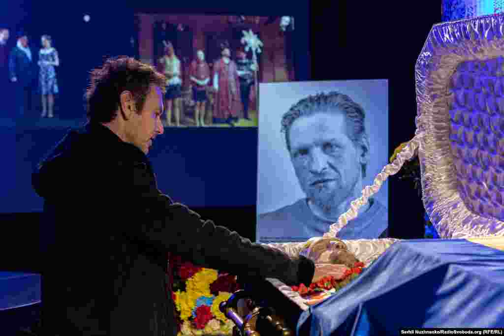 Український музикант, лідер гурту &laquo;Океан Ельзи&raquo; Святослав Вакарчук під час прощання в Театрі на Подолі