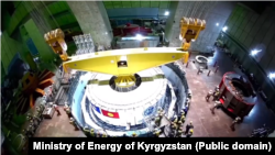 Токтогул ГЭСинин №2 агрегатын жаңылоо учуру. Энергетика министрлиги тараткан видеодон алынган скриншот.