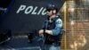 Pripadnik specijalnih snaga kosovske policije čuva opštinsku zgradu u Zvečanu, 27. maja 2023.