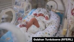 Төрөтканадагы ымыркай. Иллюстрациялык сүрөт.