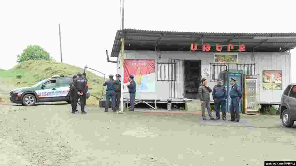 Գյուղ կարող են մտնել միայն տեղի գրանցում ունեցողները: