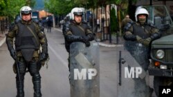 Войници от мироопазващата мисия на НАТО в Косово КФОР охраняват улица в град Звечан, Северно Косово, понеделник, 29 май 2023 г.