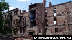 Лимандагы кыйраган үй. Украина. Иллюстрациялык сүрөт.