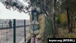 Забор у моря в Гурзуфе, архивное фото