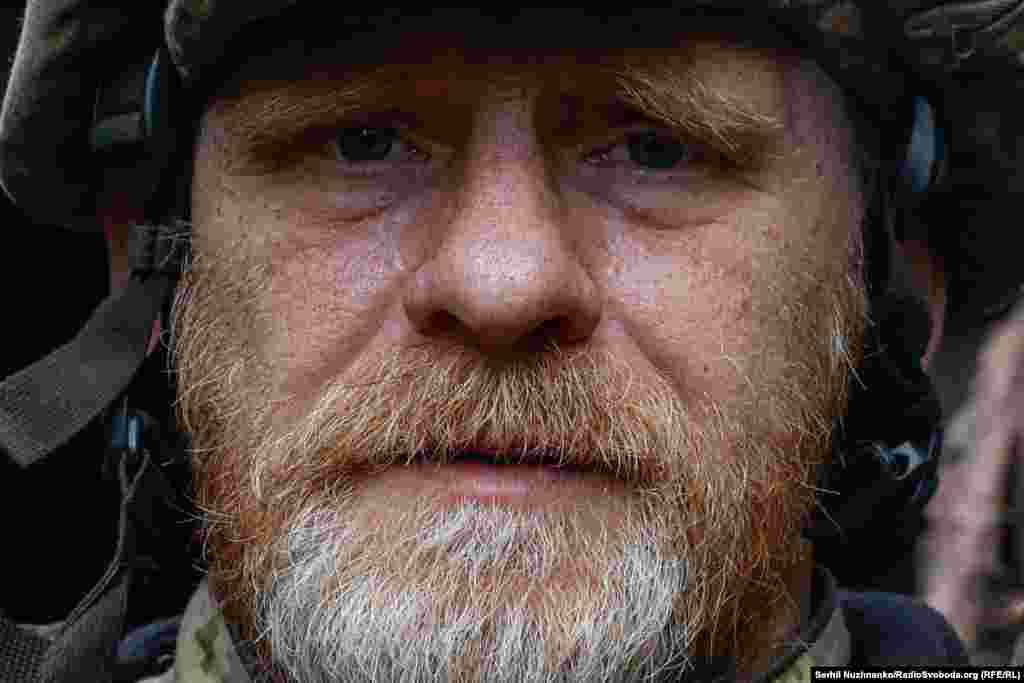 Володимир із Вінниччини, 51 рік. До повномасштабного вторгнення був різноробом на виробництві. &laquo;Хочеться цивільним сказати: хай не забувають, що війна ще йде, і не треба розслаблятися. Треба ж якось думати, що тут теж їх захищають &ndash; їхню спокійну ніч і спокійний день. Перше, що зроблю після перемоги, висплюсь&raquo;, &ndash; каже Володимир. Позиції ЗСУ, район Красногорівки і Мар&rsquo;їнки. Донецька область, травень 2023 року