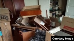 Свалка вещей в «новой» квартире пенсионерки.