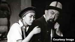 Райма Абдубачаева жана СССРдин эл артисти Муратбек Рыскулов "Атанын тагдыры" спектакли учурунда. (архивдик сүрөт)