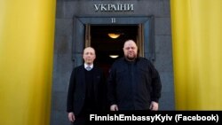 Голова Верховної Ради України Руслан Стефанчук (праворуч) і спікер парламенту Фінляндії Юссі Галла-аго. Київ, 25 листопада 2023 року