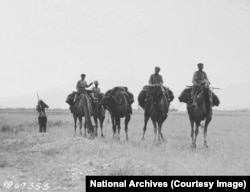 Вооруженные погонщики верблюдов в Армении