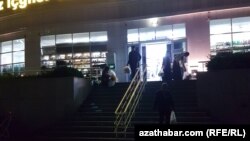 Aşgabatdaky bir azyk dükanynyň girelgesi. Bezeg suraty. 