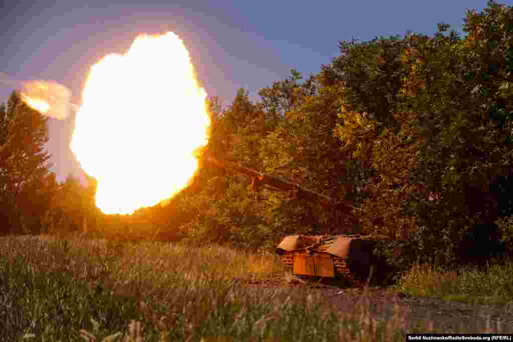 Вогонь машин дозволяє піхоті тримати лінію оборони, адже снаряд 125 міліметрів є вагомим аргументом, який дозволяє стримувати наступ противника