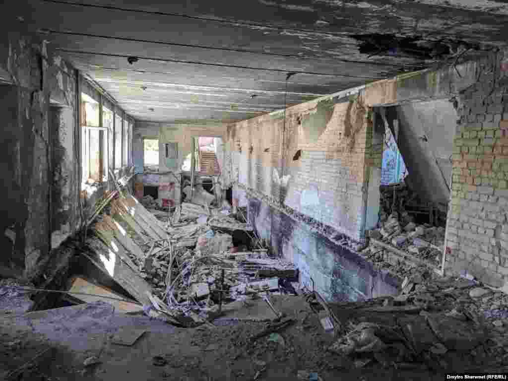 Велика і затишна школа Давидового Броду зазнала великих руйнувань. Наразі невідомо чи можна буде її відбудувати.&nbsp;&nbsp;