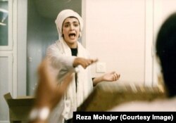 بیتا فرهی در نمایی از فیلم «هامون» ساخته داریوش مهرجویی