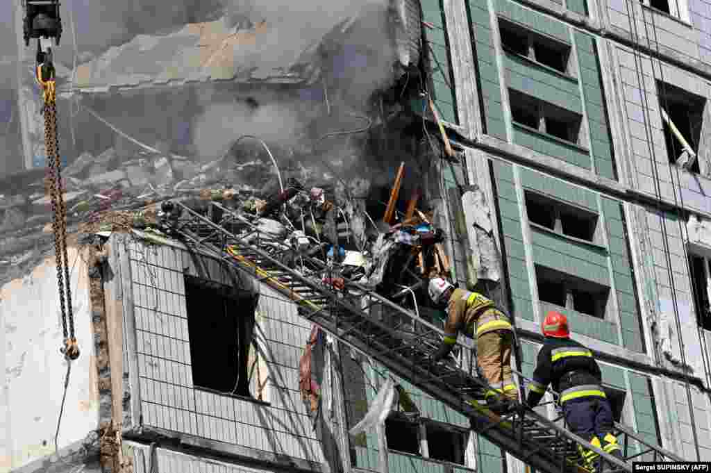 Пожежники біля житлового будинку в Умані. За словами головнокомандувача ЗСУ Валерія Залужного, ракети були випущені з літаків з району Каспійського моря &nbsp;