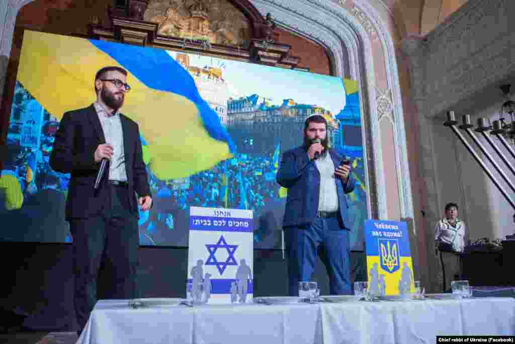 Святкування єврейського свята Ханука у Центральній синагозі міста Києва.&nbsp; &laquo;Спільна молитва до Всевишнього з гаслом нашого заходу &laquo;Чекаємо вас вдома&raquo;, наповнила наші серця вірою в чудо повернення тих, хто перебуває в полоні Росії та терористів &laquo;Хамасу&raquo;,&nbsp;&ndash; написав на своїй сторінці у фейсбуці головний рабин України