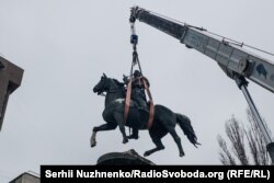 Демонтаж пам'ятника більшовицькому військовому діячеві Миколі Щорсу. Київ, 9 грудня 2023 року. (Сергій Нужненко, Українська служба Радіо Свобода)