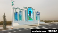 Огромный портрет Сердара Бердымухамедова на пустынной улице в Ашхабаде