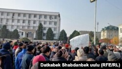 Оштогу базарлардын сатуучуларынын митинги. Ош шаары. 1-декабрь, 2023-жыл.