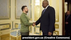 Ukrainian President Volodymyr Zelenskiy (left) meets U.S. Defense Secretary Lloyd Austin in Kyiv on November 20.