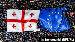 Флаги Грузии и ЕС на акции в Тбилиси, 8 марта