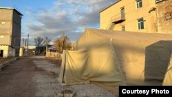 Палатки для задержанных за «незаконную миграцию» людей в Туркестанской области. 9 ноября 2023 года