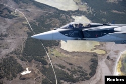 Винищувач JAS 39 Gripen E ВПС Швеції пролітає на островом Ґотланд в Балтійському морі під час патрулювання акваторії