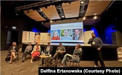 Вадзім Мажэйка падчас прэзэнтацыі «Беларускага штогодніка», які раней рэдагавала палітзьняволеная Валерыя Касьцюгова. Гданськ, 23 верасьня 2023