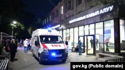 Сузактагы окуядан жабыркаган балдарды Бишкектеги ооруканага жеткирүү учуру. 3-май, 2024-жыл.