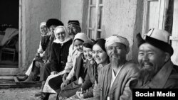 Сол катардан төртүнчү Исмаилбек Абдубачаев кино жана театр дүйнөсүндөгү белгилүү кесиптештери менен.