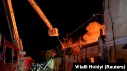 Пожежники працюють на місці російського удару у Харкові, Україна, 4 травня 2024 року. Фото ілюстративне