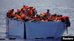 په مدیتراني سمندر کې تر دې وړاندې هم د کډوالو بېړۍ له حادثو سره مخامخ شوې دي - د ارشیف انځور 