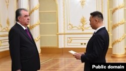 Новый посол США в Таджикистане Мануэль П. Микаллер-младший вручает свои верительные грамоты президенту Эмомали Рахмону. Душанбе, 9 марта 2023 года