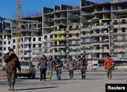 Робітники біля будівництва в окупованому Маріуполі