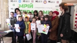 «Це забирає страх»: як письменниця зі Львова дарувала посмішки дітям Слов'янська