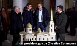 Президент України Володимир Зеленський (праворуч) та прем'єр-міністр Греції Кіріакос Міцотакіс (другий праворуч) у соборі, пошкодженому раніше внаслідок російського ракетного обстрілу. Одеса, 6 березня 2024 року