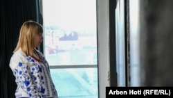 لیودمیلا ماکی، خبرنگار اوکراینی در حال بازدید از نمایشگاه.