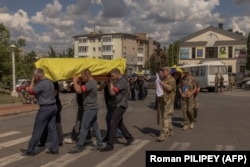 Похоронна процесія шістьох українських військовослужбовців, які загинули під час наступу на російський прикордонний район Курської області РФ, 15 серпня 2024 року