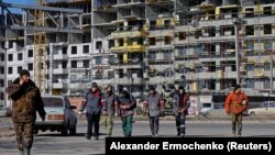 Робітники на будівництві в окупованому Маріуполі, лютий 2023 року