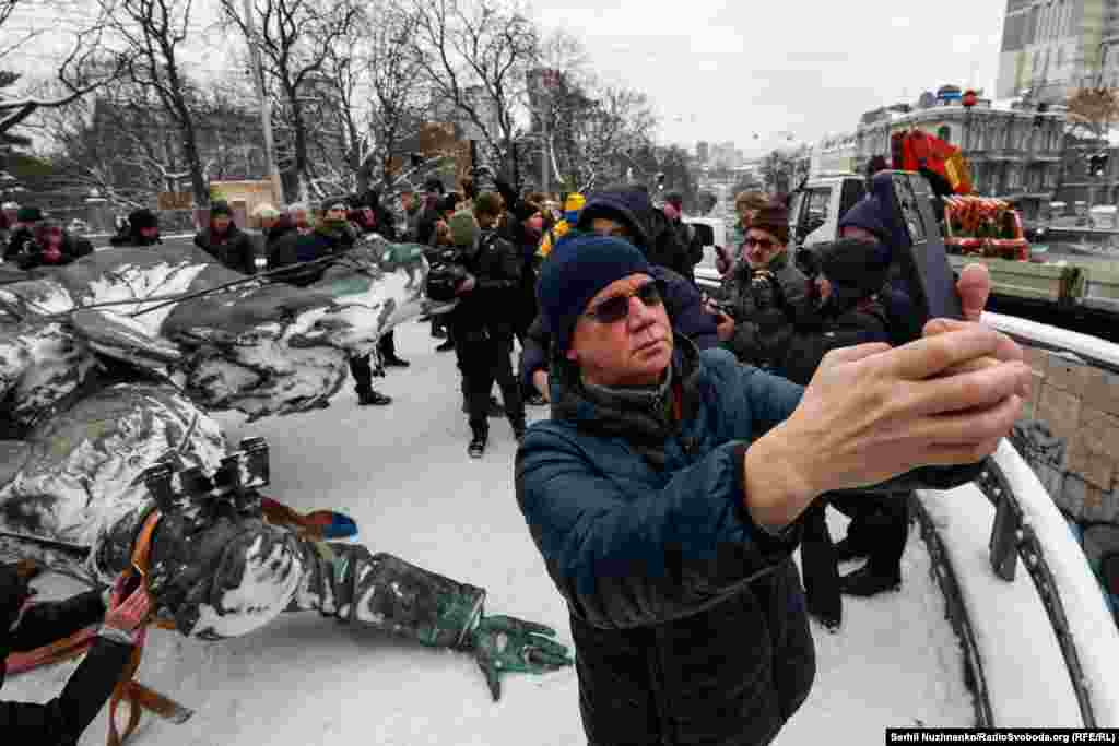 Багато присутніх робили селфі біля демонтованого монумента