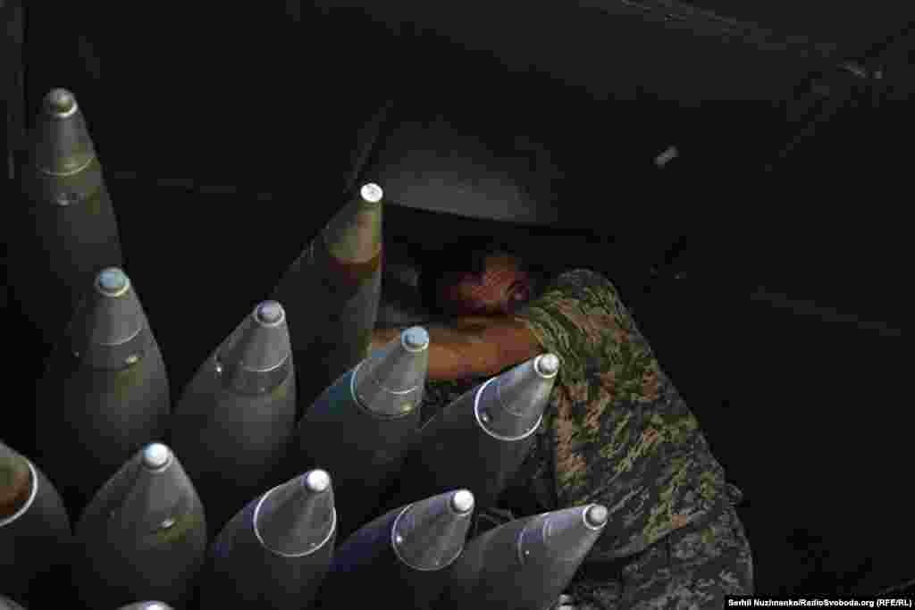 &laquo;Піт артилерії рятує кров піхоти&raquo; Військові 24-ї ОМБр імені короля Данила заряджають реактивну систему залпового вогню БМ-21 &laquo;Град&raquo; Бахмутський&nbsp;напрямок, травень 2023 року. ЗСУ складаються із Сухопутних та Десантно-штурмових військ, Сил спеціальних операцій, Повітряних та Військово-морських сил. Окрім основних родів військ, до складу ЗСУ входять підрозділи Територіальної оборони, Військова служба правопорядку, Медична, Капеланська, Юридична та Соціально-психологічна служби