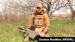 Боєць 95-ї окремої десантно-штурмової бригади Олександр зі своїм польським ПЗРК Piorun