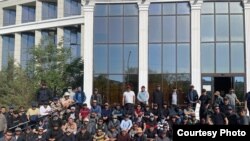 Нефтяники у офиса добывающей компании «Озенмунайгаз» в Жанаозене. Апрель 2023 года