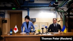 Міністр закордонних справ України Дмитро Кулеба і очільниця МЗС Японії Йоко Камікава на пресконференції в бомбосховищі під час повітряної тривоги. Київ, 7 січня 2024 року 