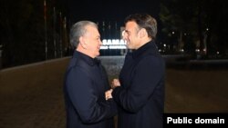 Өзбекстандын президенти Шавкат Мирзиёев Франциянын президенти Эммануэл Макронду күтүп алууда. Самарканд, 2023-жыл, 1-ноябрь.
