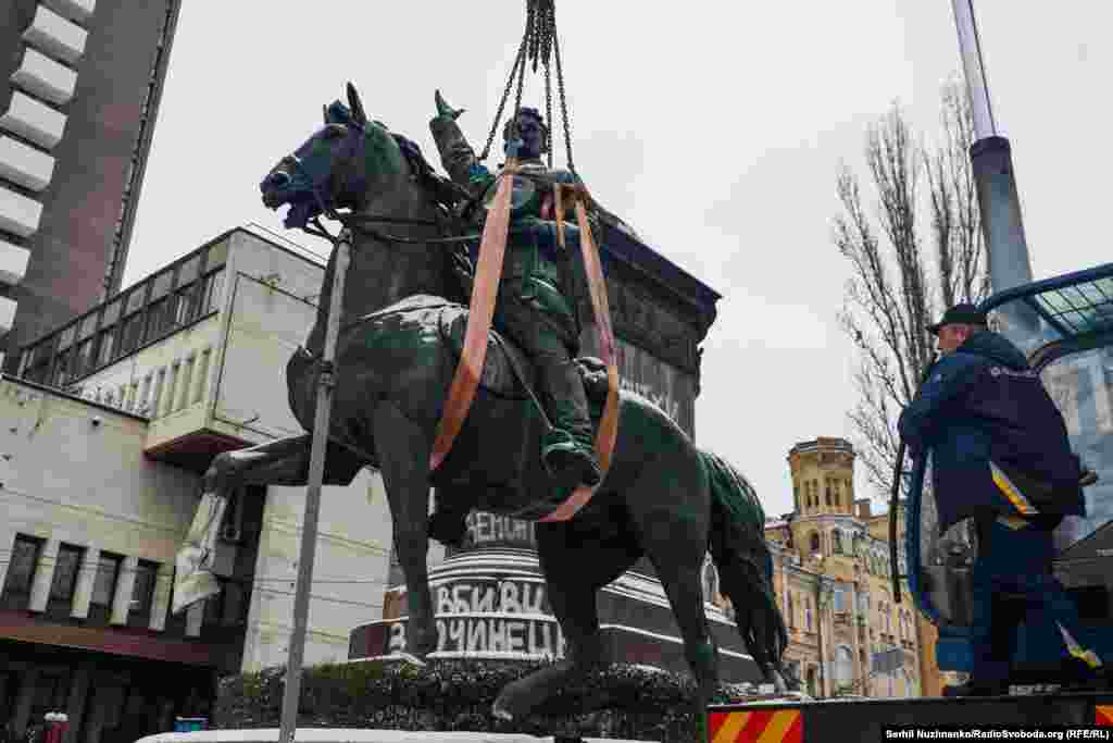 &laquo;Уже у столиці прибрали понад 60 пам&rsquo;яток, пов&#39;язаних з історією і культурою Росії та СРСР. Наразі в місті працюють над об&rsquo;єктами, з яких уряд зняв охоронний статус&raquo;, &ndash; повідомили в КМДА