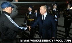 Очільник Росії Володимир Путін (праворуч) зустрічає Вадима Красікова, який був засуджений німецьким судом за вбивство за завданням Кремля. Московський аеропорт «Внуково» 1 серпня 2024 року