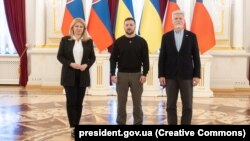 Ukrainian President Volodymyr Zelenskiy (center) meets with Slovak President Zuzana Caputova (left) and Czech President Petr Pavel in Kyiv in April.