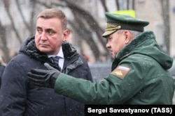 Дюмін (ліворуч) та міністр оборони РФ Сергій Шойгу. Після заколоту Пригожина Дюміна було призначено помічником Володимира Путіна та секретарем Госсовєта