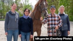 Gurbanguly Berdimuhamedow Germaniýanyň atçylyk toplumynda şol ýeriniň işgärleri bilen surata düşdi.